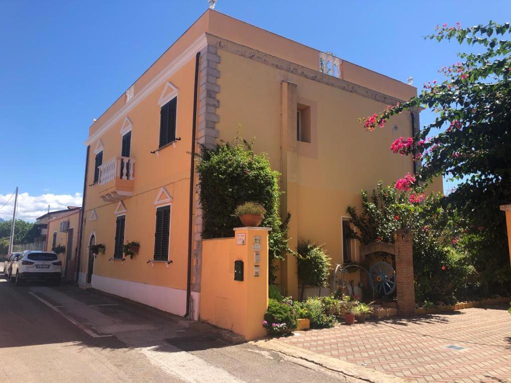 Domos Le Due Tuie Bed & Breakfast Piscinas Ngoại thất bức ảnh