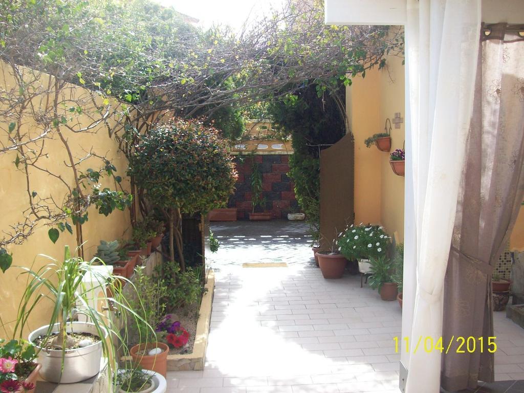 Domos Le Due Tuie Bed & Breakfast Piscinas Ngoại thất bức ảnh